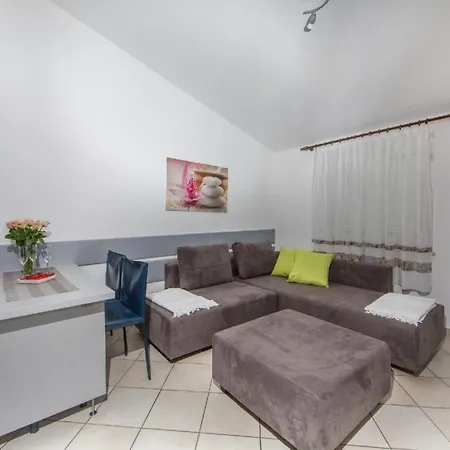 Appartement In Pjescana Uvala Mit Grosser Terrasse By Interhome Pula