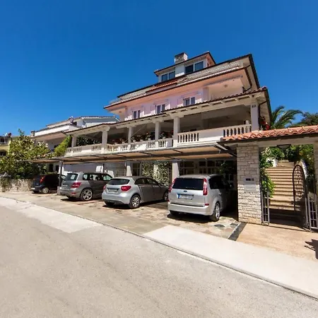 In Pjescana Uvala Mit Grosser Terrasse By Interhome Appartement