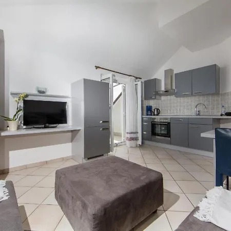 In Pjescana Uvala Mit Grosser Terrasse By Interhome Appartement