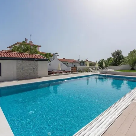 Appartement In Pjescana Uvala Mit Grosser Terrasse By Interhome *