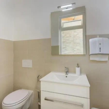 Appartement In Pjescana Uvala Mit Grosser Terrasse By Interhome