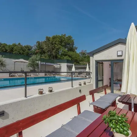 Appartement In Pjescana Uvala Mit Grosser Terrasse By Interhome *
