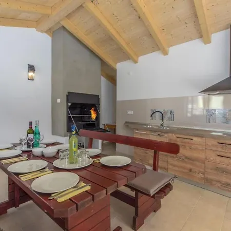 In Pjescana Uvala Mit Grosser Terrasse By Interhome Pula