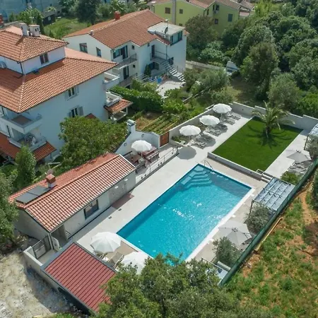 In Pjescana Uvala Mit Grosser Terrasse By Interhome Appartement Pula