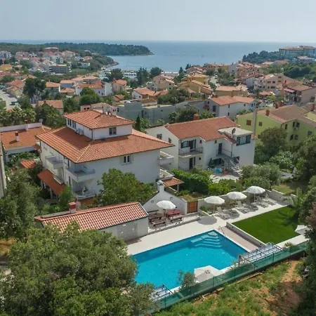 In Pjescana Uvala Mit Grosser Terrasse By Interhome Pula
