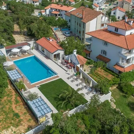 Appartement In Pjescana Uvala Mit Grosser Terrasse By Interhome Pula